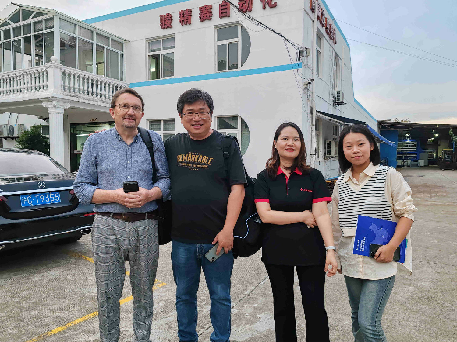 骏精赛员工与伊朗客户合影.jpg 骏精赛员工与伊朗客户合影.jpg
